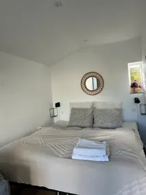 Guest house with courtyard near beach & jetty. - Image 3