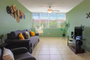Stunning penthouse condo 5 minutes from beach - Image 2