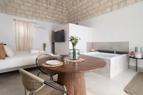 Suite with hot tub - Image 4