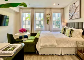 The Green Room - Poolview Studio with Parking Spot - Image 4