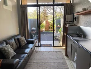 Cosy 1 Bedroom Apartment - steps from the beach - Image 2