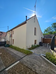 Charming air-conditioned house, enclosed garden & parking - Image 3