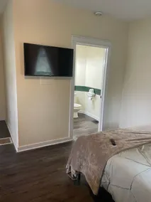 Emerald Bungalow Apartment - Image 2