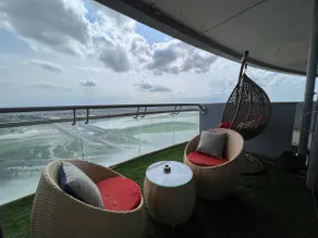 Shades of Grey | 41st Floor River View Luxury Apt - Image 4