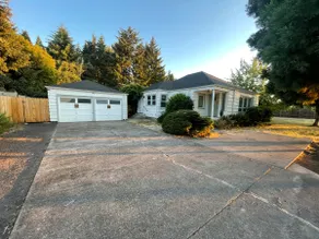 Cozy 3BR Vintage Gem – 20 Min to UO & Next to Park - Image 3