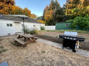 Cozy 3BR Vintage Gem – 20 Min to UO & Next to Park - Image 4