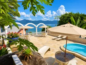 Villa's Lookout | Beachfront Cabin with King Bed - Image 2