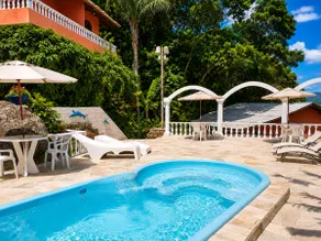 Villa's Lookout | Beachfront Cabin with King Bed - Image 3