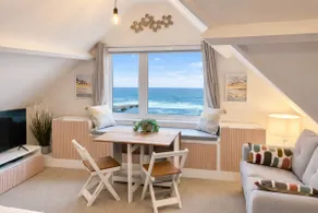 Pier View Retreat - 5 Mins Walk to Beach - Sea Views With Parking - Image 5