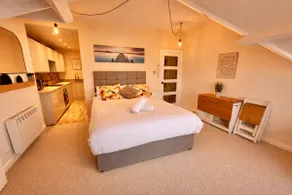 Pier View Retreat - 5 Mins Walk to Beach - Sea Views With Parking - Image 4