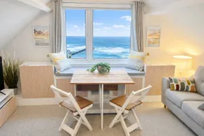 Pier View Retreat - 5 Mins Walk to Beach - Sea Views With Parking - Image 2