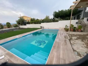 House overlooking the sea - Image 3