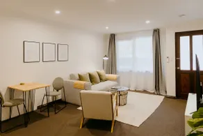 Comfy 1-bed apt near Town Center - Image 2