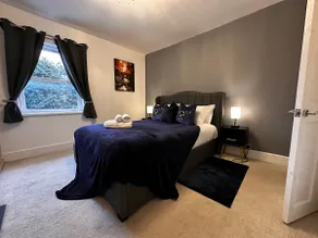 Royal Retreat & Lego Lodge with free parking - Image 5