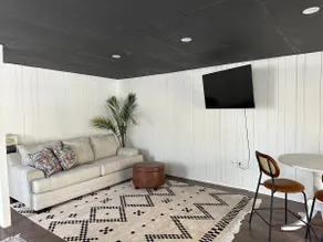 The Flat— outdoor seating, pool access - Image 3