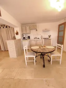Alpilles studio with private hot tub - Image 2