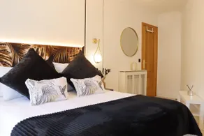 Exclusive Central Apartment with parking - Image 2