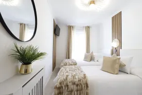 Exclusive Central Apartment with parking - Image 3