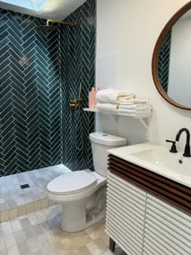 Stay at Queen Village IV - Image 4