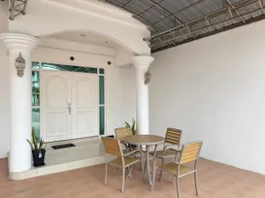 Spacious Family Home w/ Parking - Image 2