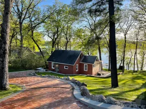 Lake life cottage + bunk cabins - Image 2