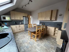 Cosy Seaside Flat, Parking x2, fast WiFi & 65'TV - Image 4