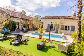 Charming outbuilding and pool - Image 3