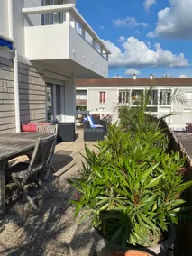 Apartment with terrace - Image 3