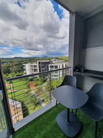 Menlyn Maine Luxury Apartment - Image 4