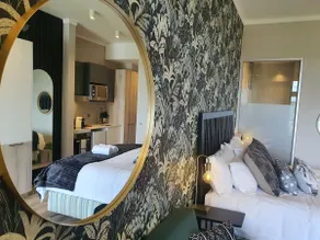 Menlyn Maine Luxury Apartment - Image 3
