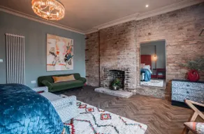 Luxury 5BR T/H Close to City-5 mins walk to Beach - Image 2