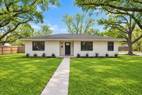 Spacious Family Gem: Private Giant Yard | 4br - Image 4