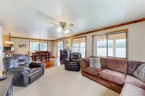4BR lakefront hideaway with games, & grill - Image 5