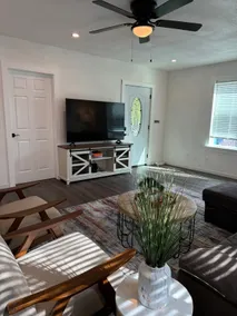 Newly renovated home walkable to Downtown/Park - Image 5