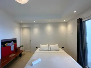 Cozy Sunrise Beachfront Flat - Image 4