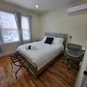 OoohLaLa! 2 Beds and 2 Full Baths w/Free Parking - Image 3