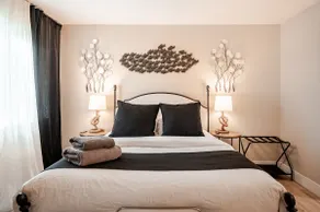 Modern 2BR Townhouse Near LV Strip | K & Q Beds! - Image 4