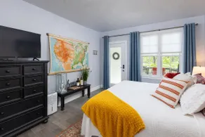 The Gypsy: Free Parking | Steps to Downtown Charm - Image 2