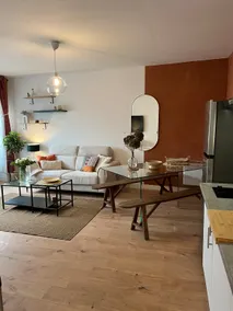 Downtown getaway near the train station - Air conditioning available - Image 4