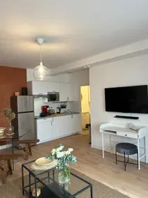 Downtown getaway near the train station - Air conditioning available - Image 2