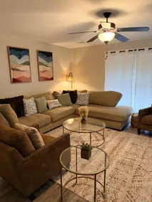 Spacious Crimson 4BR Oasis - Image 3