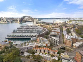 Harbour Views & Attractions Only Walks Away - Image 5