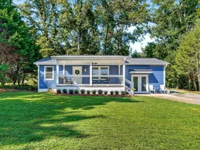 Cozy Cottage Retreat, Fire Pit, Near Waterfalls - Image 2