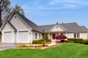 4BR lake luxury - dry sauna, hot tub, game room - Image 4