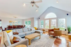 4BR lake luxury - dry sauna, hot tub, game room - Image 5