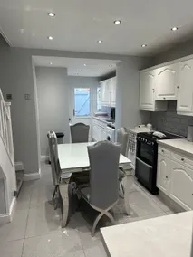 2bedroom house with free parking - Image 2