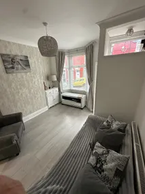 2bedroom house with free parking - Image 4
