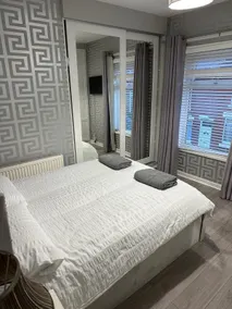 2bedroom house with free parking - Image 3