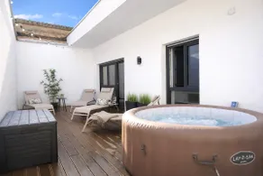 Hot tub & terrace – family/group friendly - Image 2
