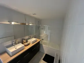 Large 24/7 secure country flat, central hub - Image 4